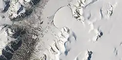 Glaciar con extensión tipo pie de elefante del lago Romer en el Ártico de la Tierra, visto por el satélite Landsat 8. Esta imagen muestra varios glaciares que tienen el mismo formato que muchas características de Marte que se cree que también son glaciares