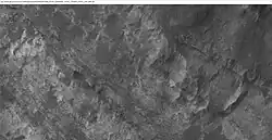 Capas en un valle al este del cráter Terby, visto por HiRISE bajo el programa HiWish. La ubicación está en el cuadrángulo de Iapygia.