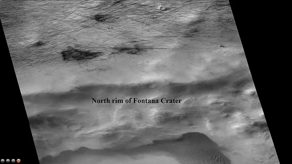 Pistas de diablo del polvo justo fuera de brocal del norte de Fontana Cráter, cuando visto por CTX cámara (encima Marte Reconnaissance Orbitador). Nota: esto es una ampliación de la imagen anterior de Fontana Cráter.