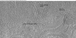 Ampliación de derrubios frontales lobulados de la meseta de la imagen previa. La imagen muestra un tipo de relieve conocido como terreno cerebral de células abiertas y terreno cerebral de células cerradas, que es el formato más común. Se cree que el terreno cerebral de células abiertas contiene un núcleo de hielo.