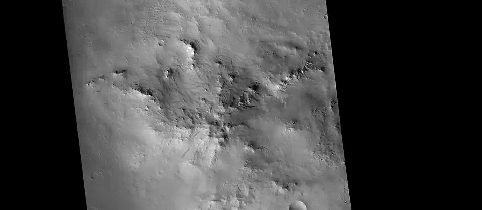 Cámara CTX (Mars Reconnaissance Orbiter). Imagen de la cumbre central de Pettit. Algunas pendiente muestran marcas oscuras de talud.