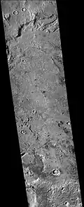 Cráter Sklodowska, visto por la cámara CTX (en el Mars Reconnaissance Orbiter). Pequeños canales son visibles a lo largo del erosionado borde sur
