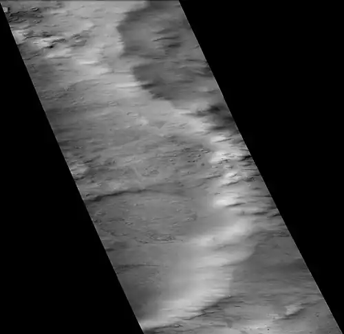 Cráter Stoney, fotografía de la cámara CTX a bordo del Mars Reconnaissance Orbiter. Lado este del cráter