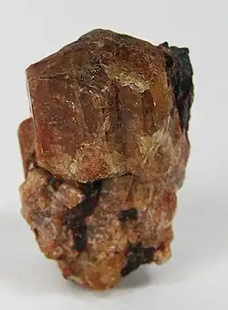 cristal naranja-marrón a la luz del sol…