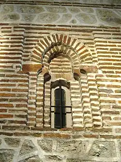 Ventana mudéjar del siglo&nbsp;XIV. Está situada en el cuerpo bajo de la torre.