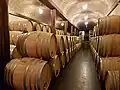 Barricas de vino en la bodega subterránea de Casajús.