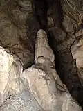 Una gran estalagmita en el ingreso de la Caverna de las Brujas.