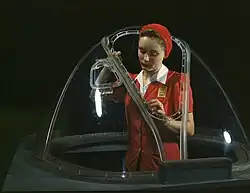 Mujer sellando la cúpula de un avión