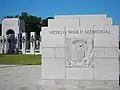Señal en el exterior del Monumento a la Segunda Guerra Mundial