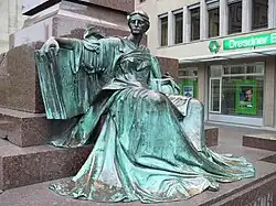 Clío, en frente del monumento a Bismarck en Barmen, 1900