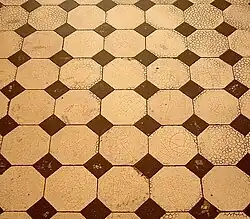 Baldosa octogonal combinada con baldosín en el interior del ayuntamiento de Wuppertal-Vohwinkel, (Alemania).