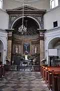 Interior con el altar