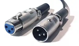 Conectores XLR-3 aéreos, de tipo hembra (izquierda) y de tipo macho (derecha).
