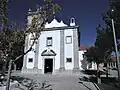Iglesia parroquial de Santa Iria de Azóia, donde una colección de azulejos única narra la leyenda de la santa.