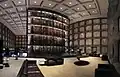 Panorámica del entrepiso de Beinecke (Las líneas curvas son resultados de la fotografía con gran angular)