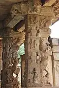 Pilares yali en el templo Ranganatha, en Neerthadi, distrito de Chitradurga, Karnataka