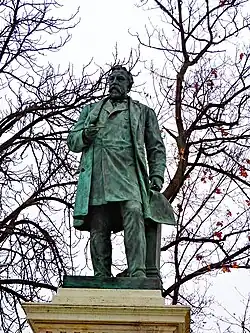 Mayer Ede: Estatua de Miklós Ybl delante del quiosco del Jardín del Castillo