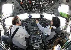 Neshat Jahandari en la cabina de un McDonnell Douglas MD-82 de Zagros Airlines.