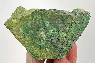 Zálesíit-Handstück de Typlokalität Zálesí (tamaño: 8,0 × 5,3 × 4,6 cm)