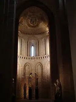 Pinturas del ábside de la Epístola del siglo XVI y piezas del museo.