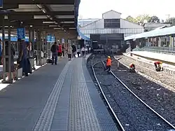 Punta de rieles en andenes 3 y 2