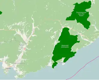 La reserva natural Lazovski, al SO, y el parque nacional Zov Tigra, al NE.