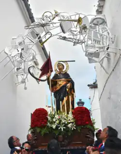 Su propuesta versa en el diálogo con las personas para acceder a sus almacenes, buhardillas, recámaras… u objetos abandonados. El ámbito performativo, temporal y participativo son una parte fundamental en la propuesta. En concreto en Genalguacil, sus objetos descabalgados se convierten en un arco construido en un solido equilibrio, homenaje de su pasado y que dialoga con su futuro desde el arte contemporáneo pensado para que orle el Santo: Da la bienvenida al pueblo a la vez que lo despide. https://vimeo.com/channels/isidrolopezaparicio/189200217