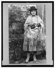 Cocinera Chola ,[5]​ entre 1900 y 1923. Biblioteca del Congreso de Estados Unidos