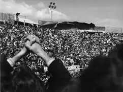 Lleno en las gradas, enmarcado por el saludo anarquista de aquella época.