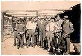 Foto donde se encuentra Emilio Azzarini junto a sus compañeros veterinarios en un viaje de estudio en Argentina.