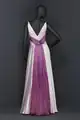 vestido de noche con corta cola fucsia, década de 1930.