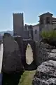 Panorámica de la Torre medieval llamada Cicerone, del arco de sexto agudo y del campanario de la Iglesia de la Santísima Trinidad en Civitavecchia di Arpino.